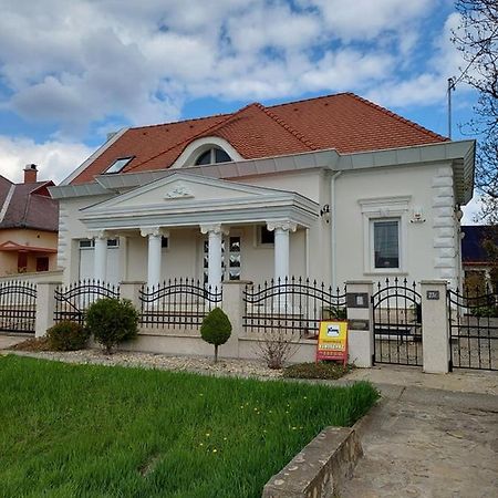 Apartamento Gombos Apartman Hajdúszoboszló Exterior foto