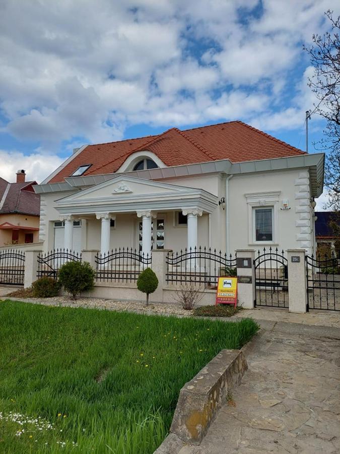Apartamento Gombos Apartman Hajdúszoboszló Exterior foto